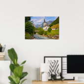 Bergkirche mit Flusslandschaft Poster (Heimbüro)