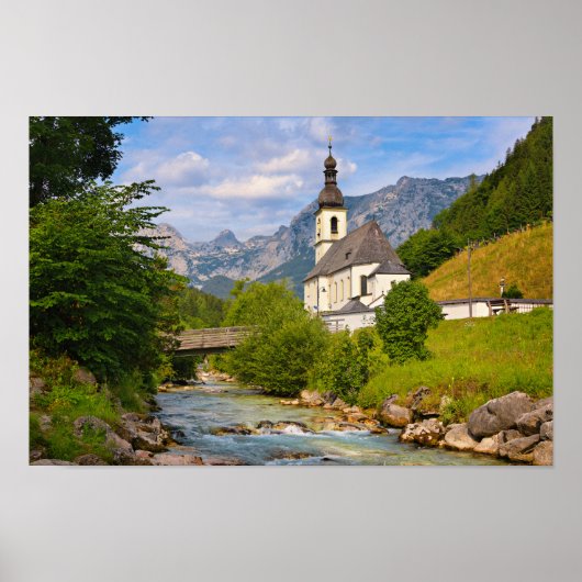 Bergkirche mit Flusslandschaft Poster (Vorne)