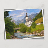 Bergkirche mit Flusslandschaft Postkarte (Vorderseite)