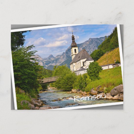 Bergkirche mit Flusslandschaft Postkarte (Vorderseite)