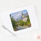 Bergkirche mit Flusslandschaft Quadratischer Aufkleber (Umschlag)
