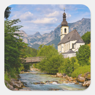 Bergkirche mit Flusslandschaft Quadratischer Aufkleber