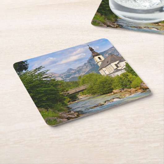 Bergkirche mit Flusslandschaft Rechteckiger Pappuntersetzer (angewinkelt)