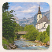 Bergkirche mit Flusslandschaft Rechteckiger Pappuntersetzer (Vorderseite)