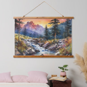 Berglandschaft mit einem Wasserfall bei Sonnenunte Wandteppich Mit Holzrahmen