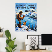 Berglandschaft: Sasquatch und die Fauna Poster (Heimbüro)
