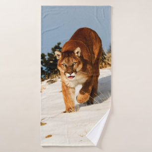 Berglauf auf einem schneebedeckten Hügel Badehandtuch