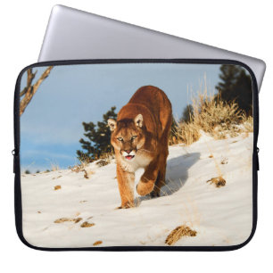 Berglauf auf einem schneebedeckten Hügel Laptopschutzhülle