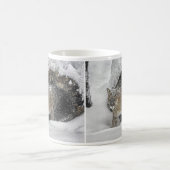 Berglöwe im Schnee Kaffeetasse (Mittel)
