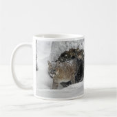 Berglöwe im Schnee Kaffeetasse (Links)