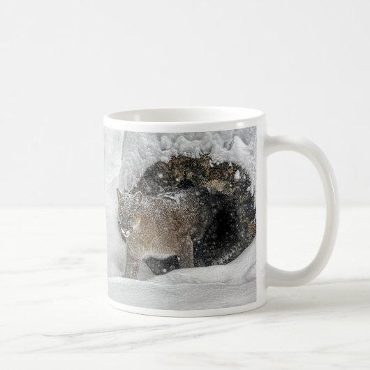 Berglöwe im Schnee Kaffeetasse (Rechts)