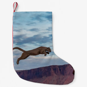 Berglöwe springt Morgenhimmel Kleiner Weihnachtsstrumpf