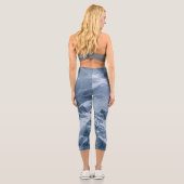 Bergschnee und Nebel Capri Leggings (Rückseite)