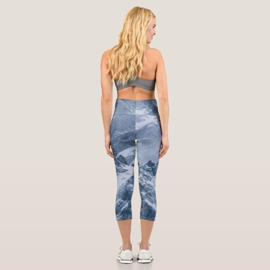 Bergschnee und Nebel Capri Leggings (Rückseite)