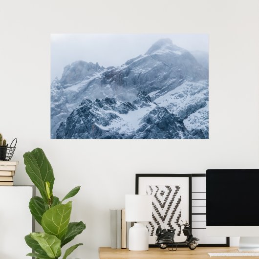 Bergschnee und Nebel Poster (Heimbüro)