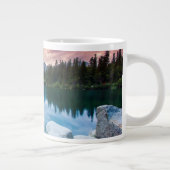 Bergsee im Nationalpark Hohe Tatra 2 Jumbo-Tasse (Rechts)