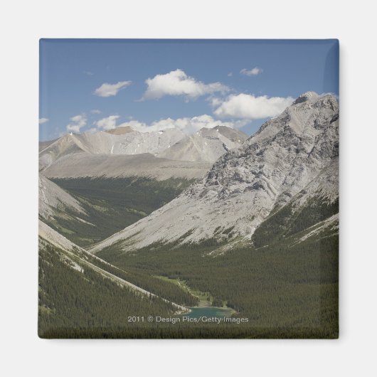 Bergsee in einem Tal mit blauem Himmel Magnet (Vorne)
