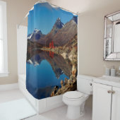 Bergsee mit rotem Haus Duschvorhang (Beispiel)