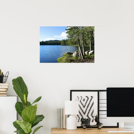 Bergsee, Pinienbäume, Boot Poster (Heimbüro)