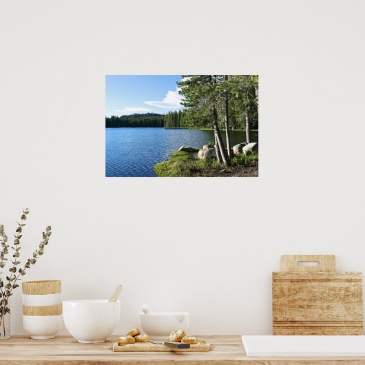 Bergsee, Pinienbäume, Boot Poster (Küche)