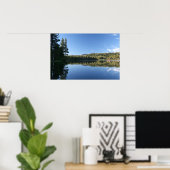 Bergsee, Wald, Hütten, Abenddämmerung Poster (Heimbüro)