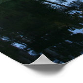 Bergsee, Wald, Hütten, Abenddämmerung Poster (Ecke)