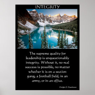 Bergsicht auf das Tal mit Schneegipfeln Poster