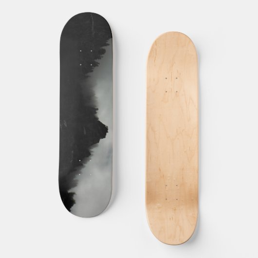 Bergskyline in Schwarz und Weiß Skateboard (Vorderseite)