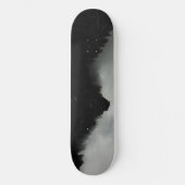 Bergskyline in Schwarz und Weiß Skateboard (Vorderseite)
