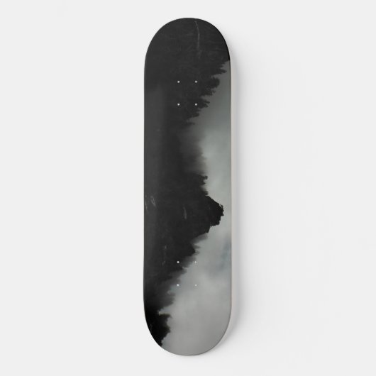 Bergskyline in Schwarz und Weiß Skateboard (Vorderseite)
