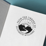 Bergsonnenaufgang aus der Bibliothek des Buches hi Permastempel<br><div class="desc">Aus der Bibliothek von oder dieses Buch gehört zu Gummi-Briefmarke mit einem zeichn von einem Sonnenaufgang oder -untergang zwischen zwei Berggipfeln mit zwei Vögeln im Vordergrund und einem Pfad führt zu den fernen Bergen. Benutzerdefinierter Text und Name in einem whimsical Serif-Schriftart.</div>