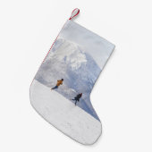 Bergspass: Schneebedeckte Peakszene. Kleiner Weihnachtsstrumpf (Vorderansicht (hängend))