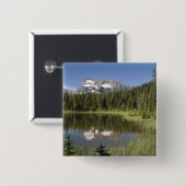 Bergspitze reflektiert in einem See Button (Vorne & Hinten)