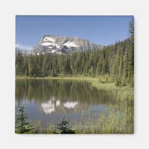 Bergspitze reflektiert in einem See Magnet