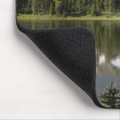 Bergspitze reflektiert in einem See Mousepad (Ecke)