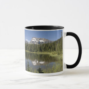 Bergspitze reflektiert in einem See Tasse