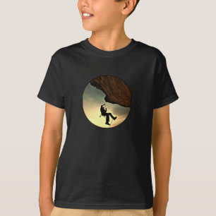 Bergsteigender Mann bei Sonnenuntergang T-Shirt