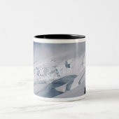 Bergsteiger auf dem Tasman Gletscher im Berg Zweifarbige Tasse (Mittel)