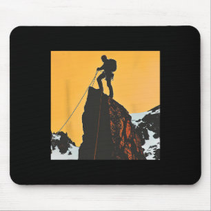 Bergsteiger auf einer Gipfelsilhouette Mousepad