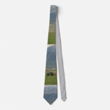Bergszene mit Traktor Necktie