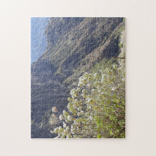 Bergtal mit ruhigen Blüten Puzzle (Vertikal)