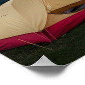 Bergtouristisches Camp mit Zelt im Grünen Poster (Ecke)