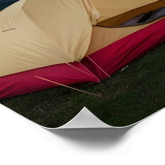 Bergtouristisches Camp mit Zelt im Grünen Poster (Ecke)