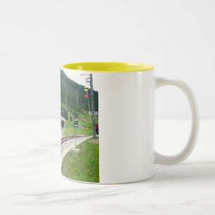 Bergtunnel in Oberwald in der Schweiz Zweifarbige Tasse