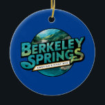 Berkeley Springs Illustration Travel Logo Keramik Ornament<br><div class="desc">Berkeley Springs retro Vektor Reise Design. Die Berkeley Springs,  eingebettet in die West Virginia-Berge,  hat Besucher zu ihren natürlichen heißen Quellen und ihrer einzigartigen künstlerischen Kultur angezogen.</div>