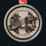 Berkeley Springs West Virginia Illustration Abzeic Ornament Aus Metall<br><div class="desc">Berkeley Springs retro Vektor Reise Design. Die Berkeley Springs,  eingebettet in die West Virginia-Berge,  hat Besucher zu ihren natürlichen heißen Quellen und ihrer einzigartigen künstlerischen Kultur angezogen.</div>