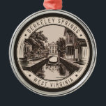 Berkeley Springs West Virginia Illustration Abzeic Ornament Aus Metall<br><div class="desc">Berkeley Springs retro Vektor Reise Design. Die Berkeley Springs,  eingebettet in die West Virginia-Berge,  hat Besucher zu ihren natürlichen heißen Quellen und ihrer einzigartigen künstlerischen Kultur angezogen.</div>