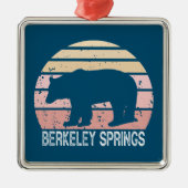Berkeley Springs West Virginia Retro Bear Ornament Aus Metall (Vorne)