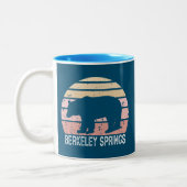 Berkeley Springs West Virginia Retro Bear Zweifarbige Tasse (Links)