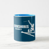 Berkshires Massachusetts Skier Zweifarbige Tasse (Mittel)